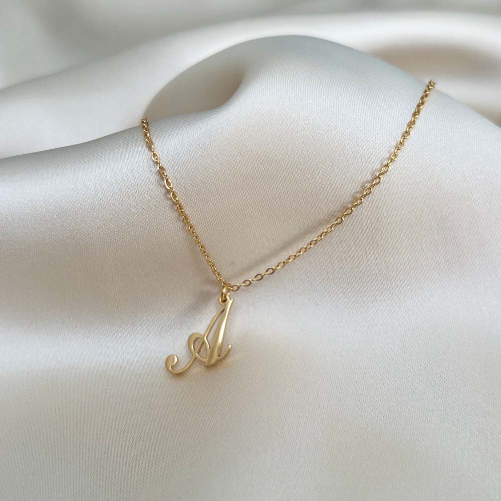 Alora Letter Necklace — Vattentålig halsband i guld | Alora Avenue