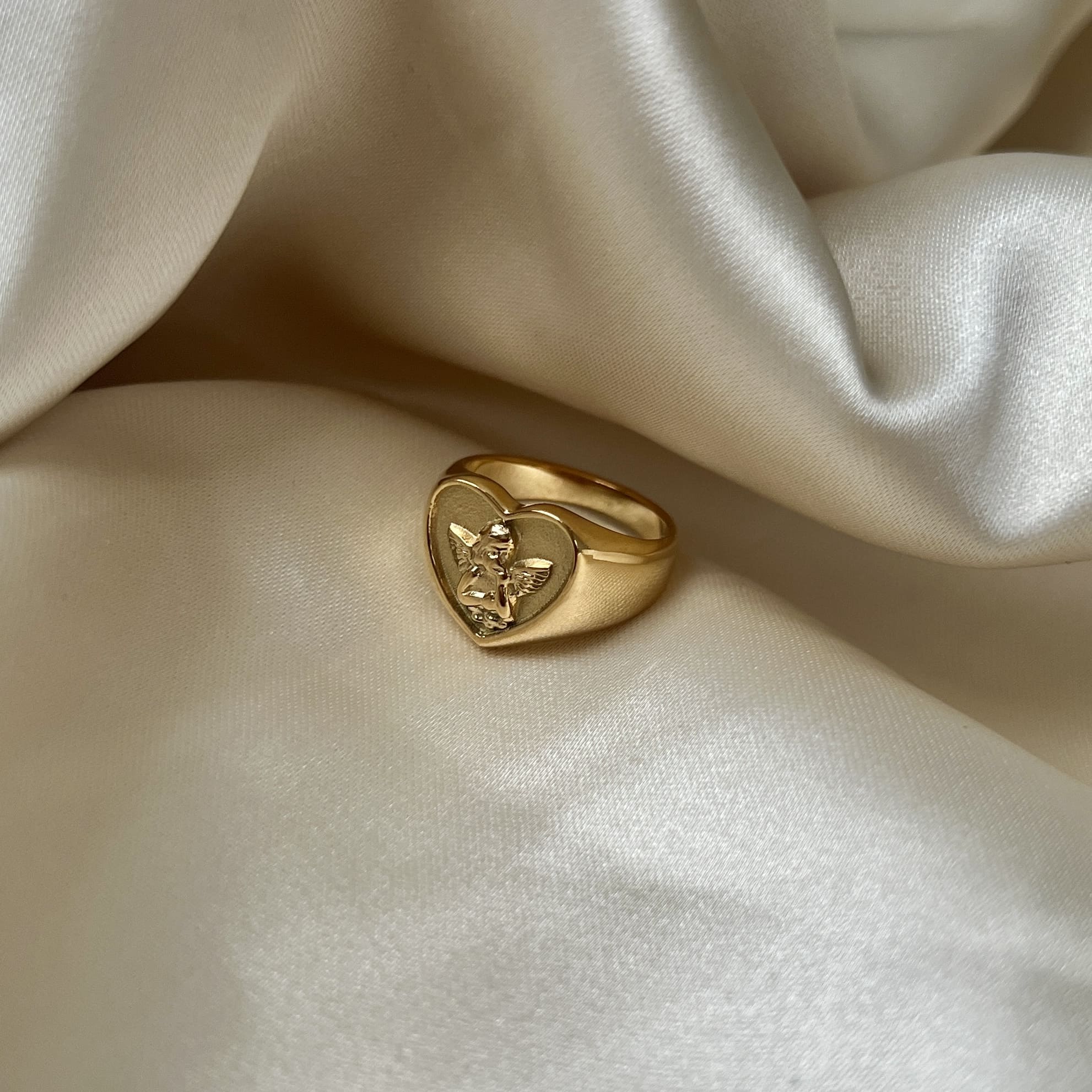 Angelic Love Ring är en klackring med ett hjärta och en ängel, tillverkad av allergivänligt rostfritt stål med slitstark PVD-plätering.