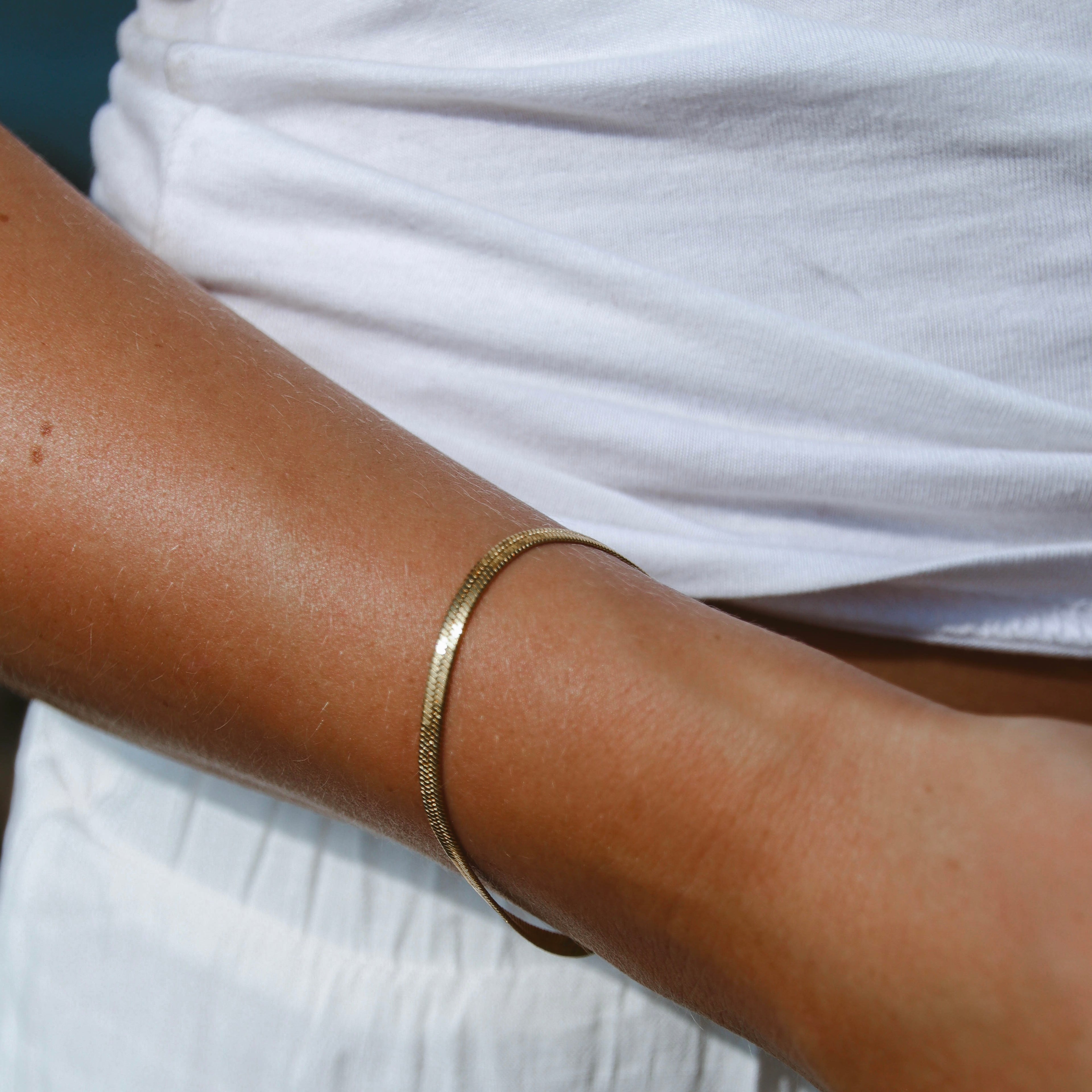 Vattentåligt och allergivänligt guldarmband i elegant snakekedja från Alora Avenue. Chloe Cobra Bracelet är det perfekta valet för dig som vill bära smycken som klarar stranddagar, svettiga träningspass och spontana äventyr – utan att kompromissa med stilen.