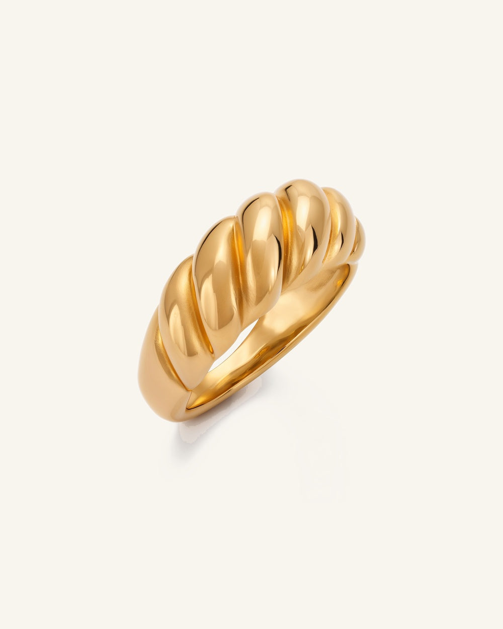Classic Croissant Ring — Vattentålig ring i guld croissantdesign | Alora Avenue