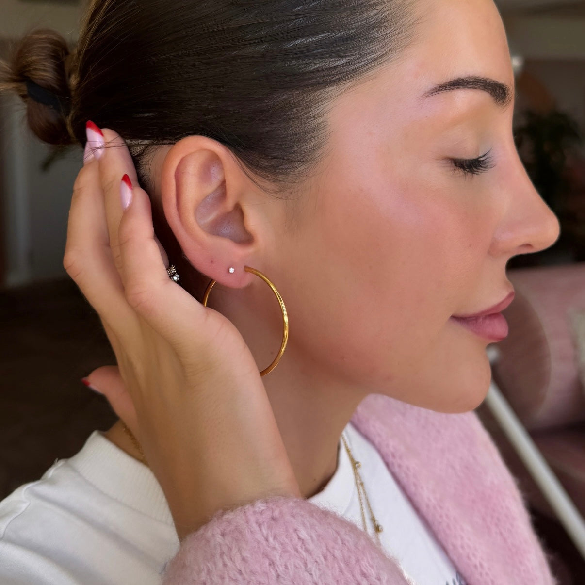 Iris Star Stud i guld med vit sten. Tidlöst, vattentåligt och bekvämt örhänge med platt skruvbaksida från Alora Avenue.