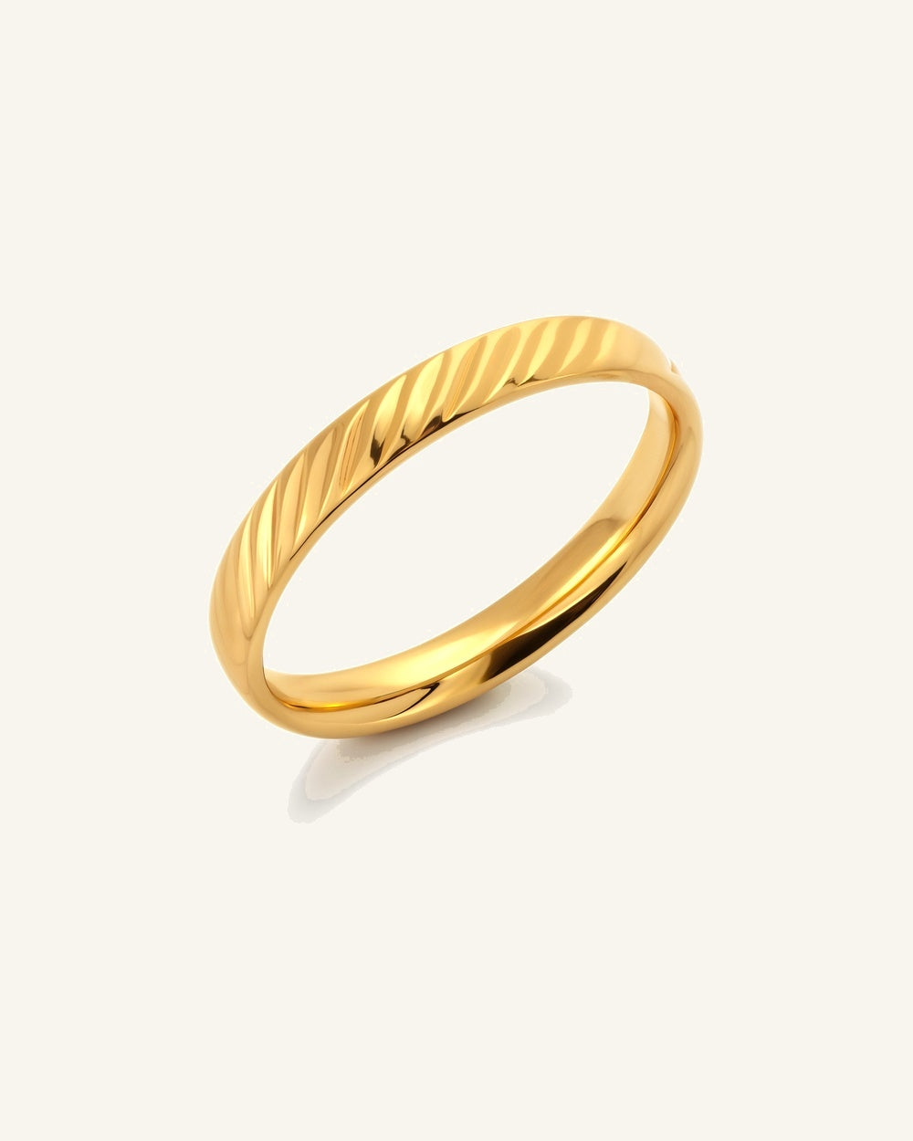 Oblique Olga Ring — Vattentålig ring i guld | Alora Avenue