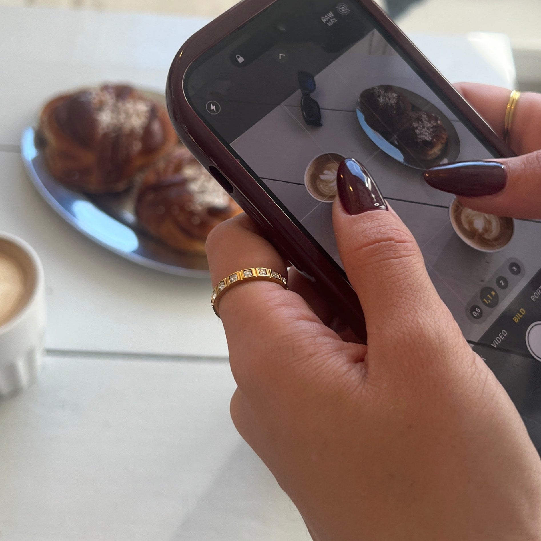 Princess Box Ring – Guldig ring med fyrkantiga cubic zirconia-stenar för en kunglig och elegant look.