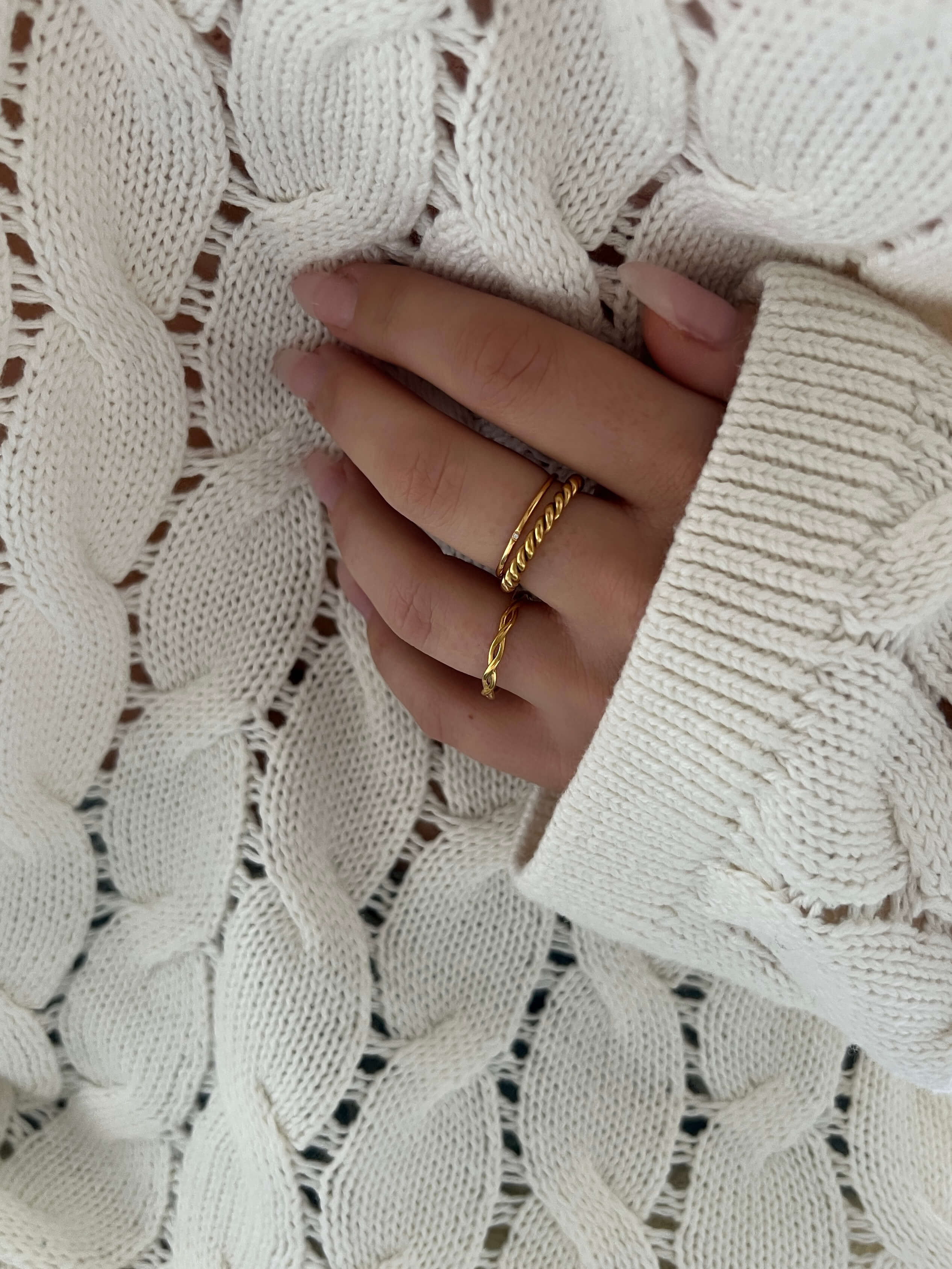 Serpentine Sea Ring matchas med andra minimalistiska ringar i guld