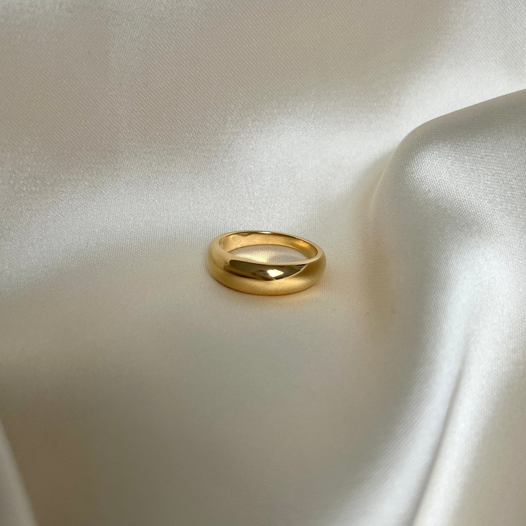 Sleek Storm Ring – Elegant halvchunky guldring i rostfritt stål med slitstark PVD-plätering, perfekt för alla tillfällen.