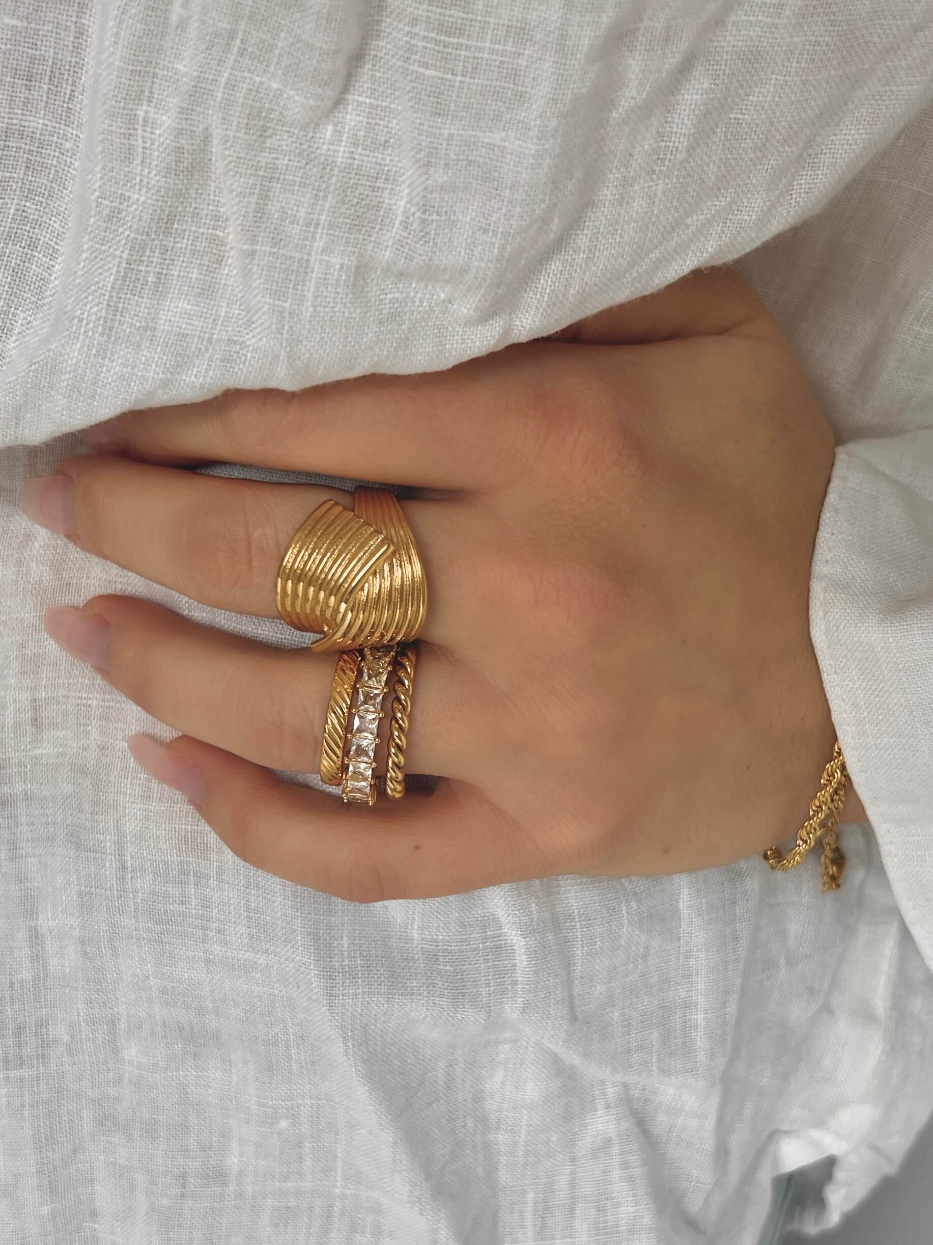 Tidy Crystal Ring från Alora Avenue – en nätt ring i guldton med gnistrande kristaller. Vattentålig, allergivänlig och skapad för att glänsa i både vardag och fest. Ett perfekt smycke för den som vill känna sig fri och snygg – alltid.