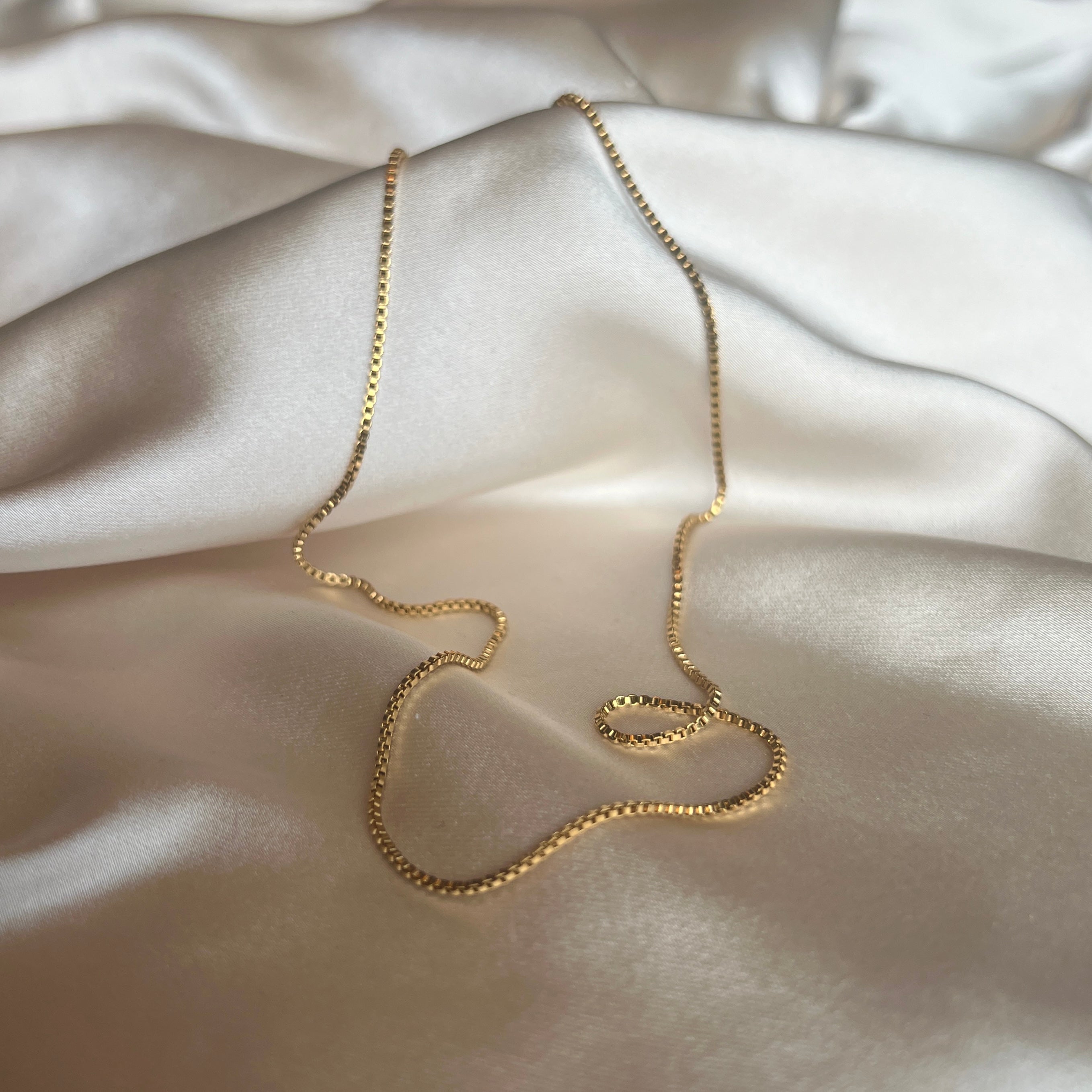 Valerie Venezia Necklace – guldig klassisk tunn Venezia kedja, 45 cm eller 50 cm lång, PVD-pläterad för långvarig glans.