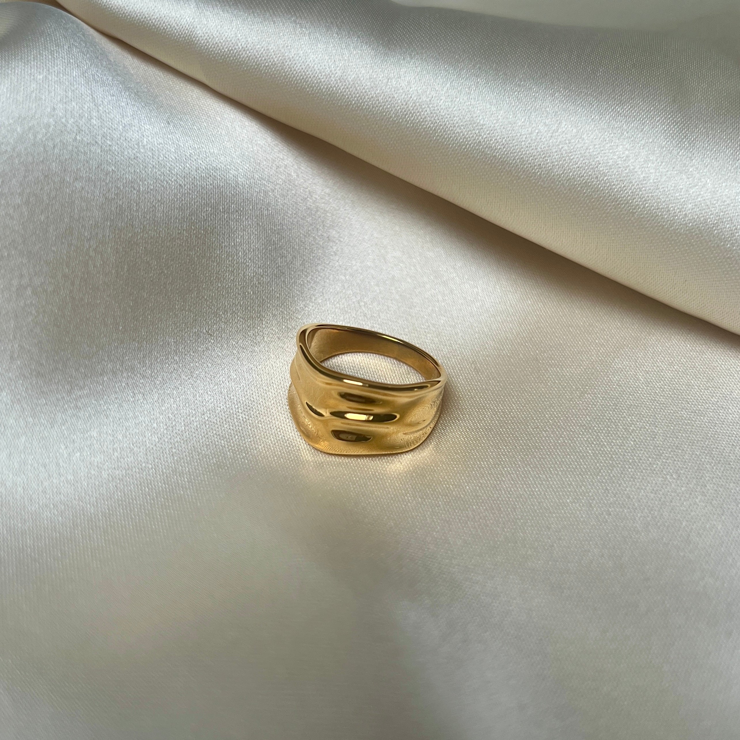 Elegant Wavy Winter Ring i guld med vackert vågmönster, vattentålig och slitstark tack vare PVD-plätering på rostfritt stål.