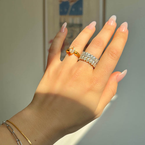 Adele Antique Ring – elegant solitärring i guld med en gnistrande oval sten. En tidlös favorit från Alora Avenue som fångar ljuset vackert i varje vinkel.