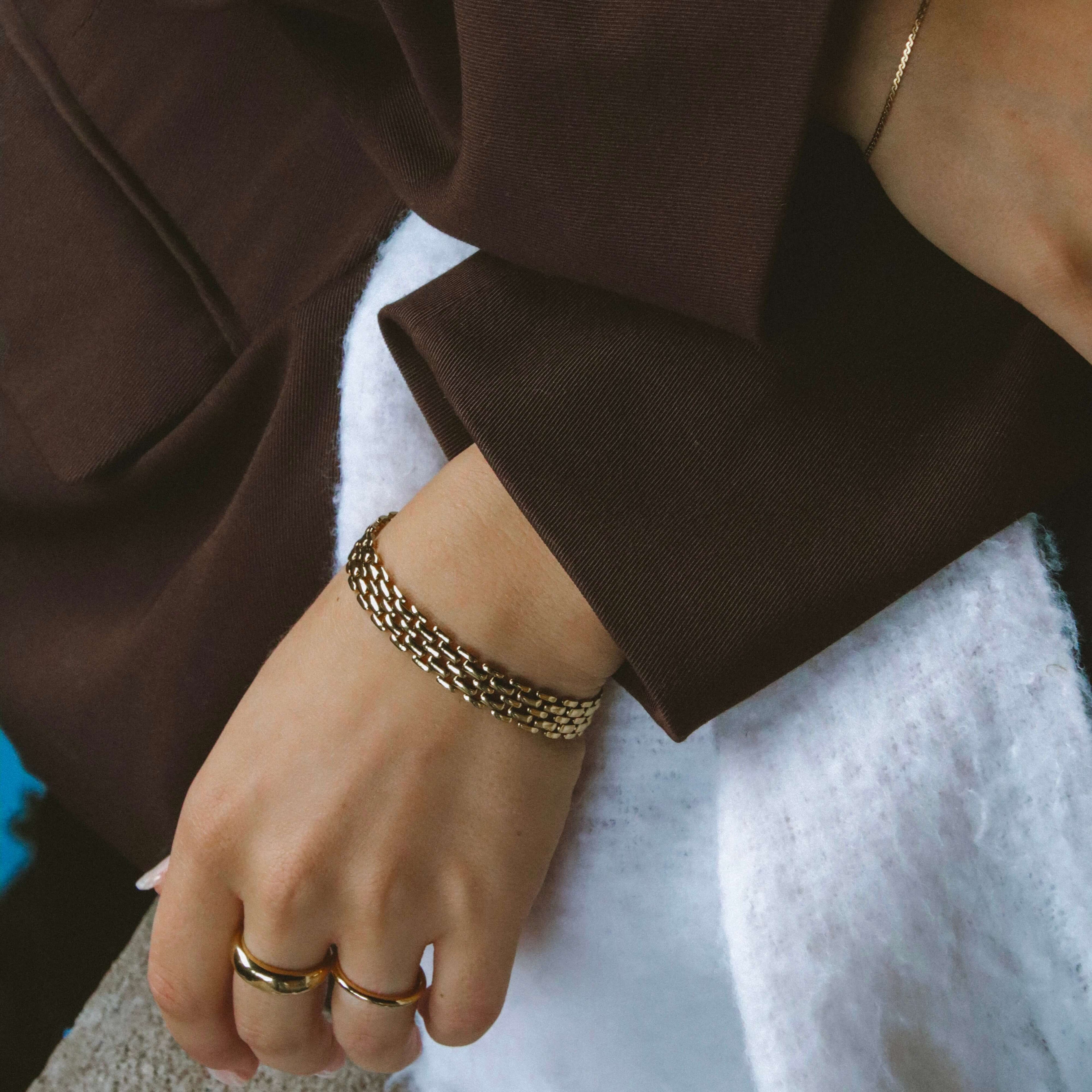 Maya Magnolia Bracelet i guld från Alora Avenue – ett bredare, vattentåligt armband med elegant länkdesign och lyxig glans som lyfter varje outfit.
