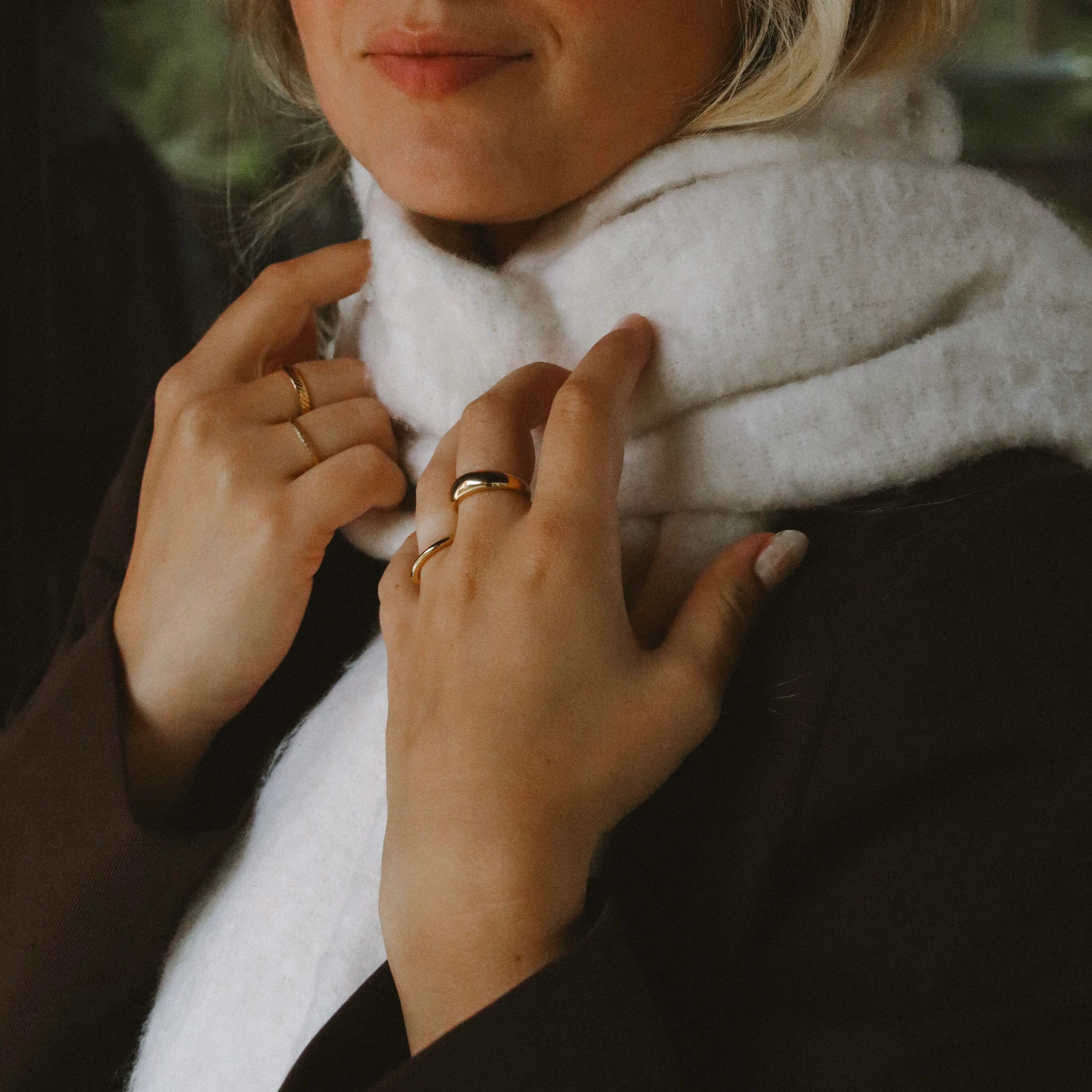 Sleek Storm Ring i guld från Alora Avenue – en elegant, vattentålig ring med rundad form och hög glans som ger en sofistikerad och tidlös look.