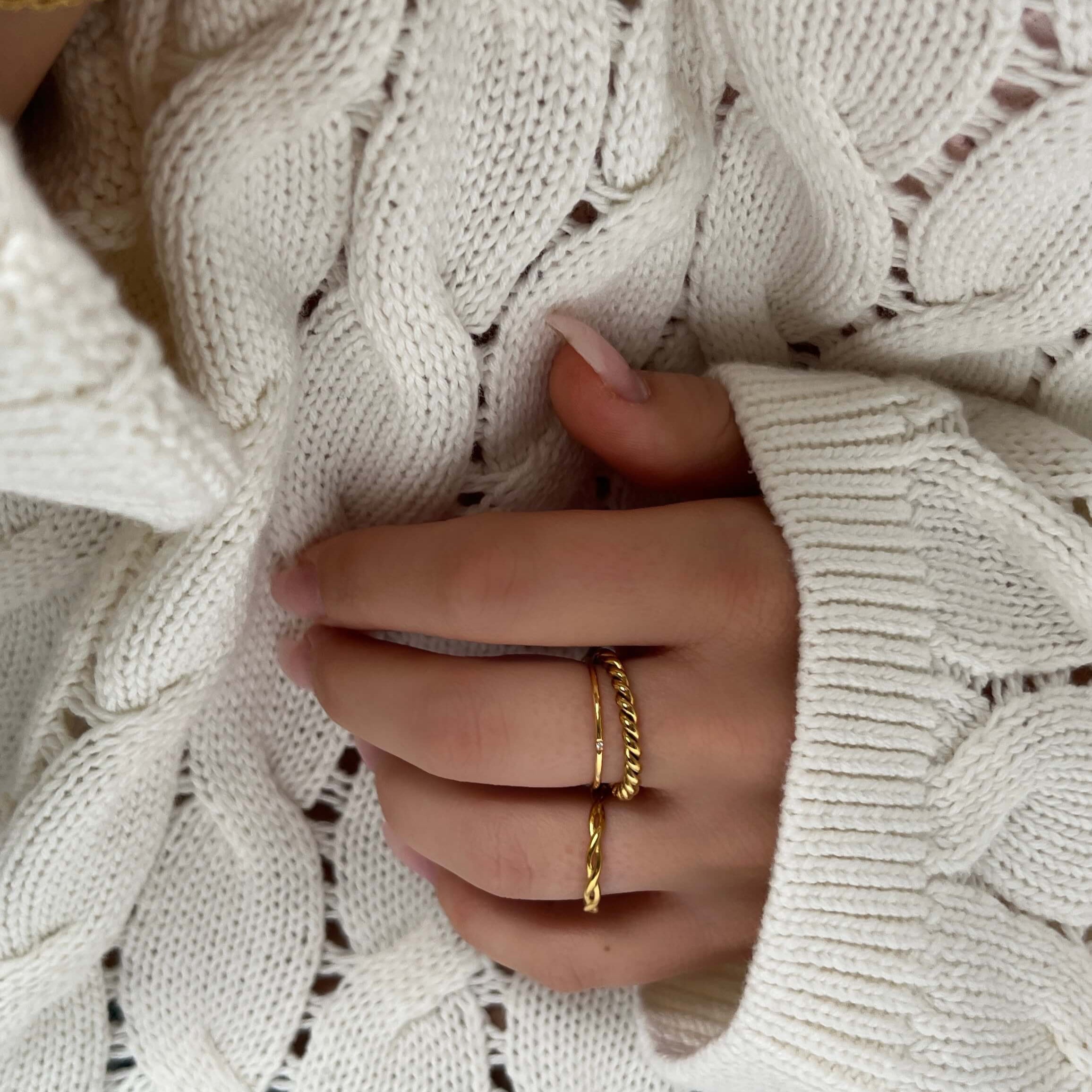 Solo Dazzle Ring – tunn guldfärgad ring med en diskret gnistrande sten. Perfekt för en minimalistisk look eller som del av en ringstack. Vattentålig och allergivänlig, tillverkad i rostfritt stål med slitstark PVD-plätering.